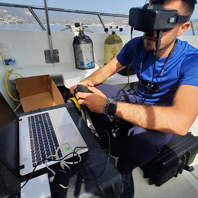 El director científico del proyecto MESO_Alborán pilotando el ROV durante una de las campañas