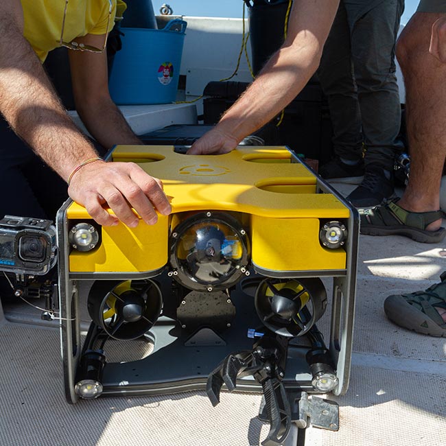 Personal de la Fundación Museo del Mar de Ceuta revisando el ROV antes de comenzar la inmersión