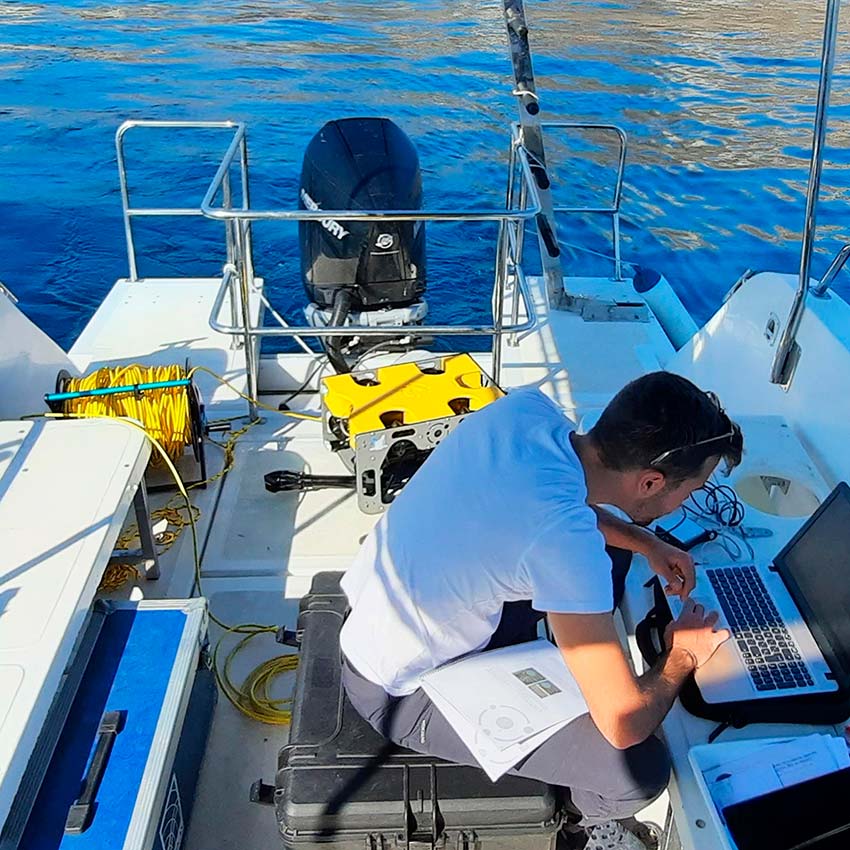 Despliegue del ROV y sus respectivas herramientas en una de las embarcaciones de apoyo para realizar estudios de los fondos mesofóticos en el Mar de Alborán
